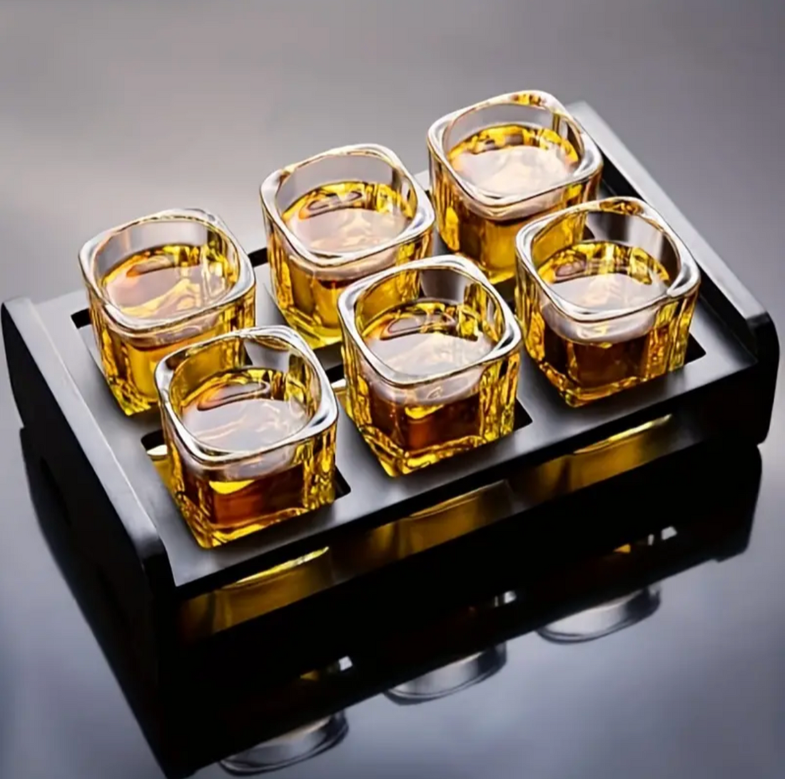 Vierkante Glazen Shotglas Set van Zes met Matzwart Dienblad en Houten Inzet