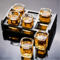 Vierkante Glazen Shotglas Set van Zes met Matzwart Dienblad en Houten Inzet