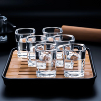 Vierkante Glazen Shotglas Set van Zes met Matzwart Dienblad en Houten Inzet